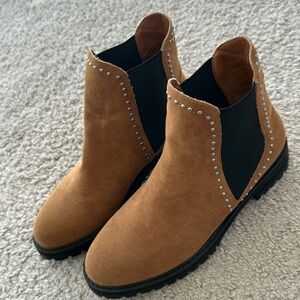 Cognac studded chelsea boots
